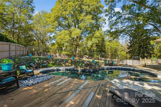 a view of a backyard