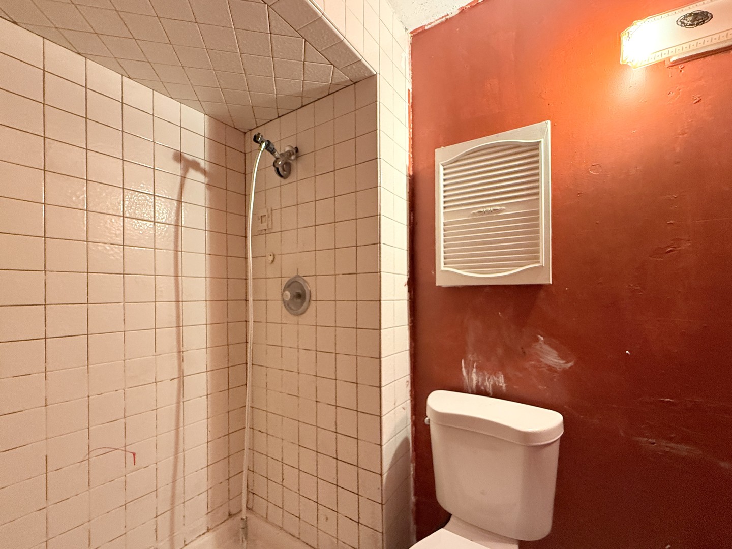 196 Green Court Streamwood, IL 60107 - Photo 14 of 18 a bathroom with a toilet a sink and mirror