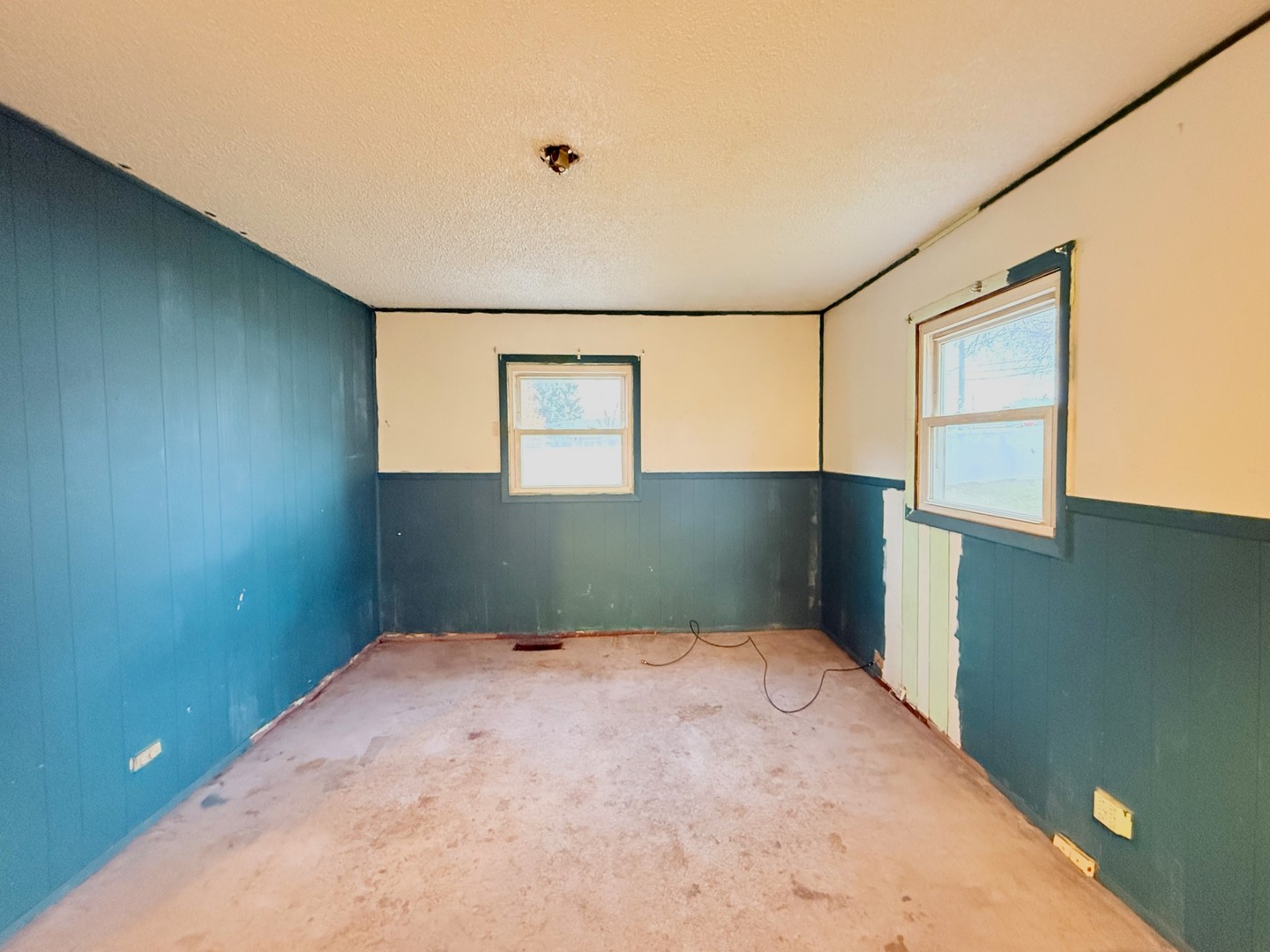 196 Green Court Streamwood, IL 60107 - Photo 15 of 18 a view of a big room with windows