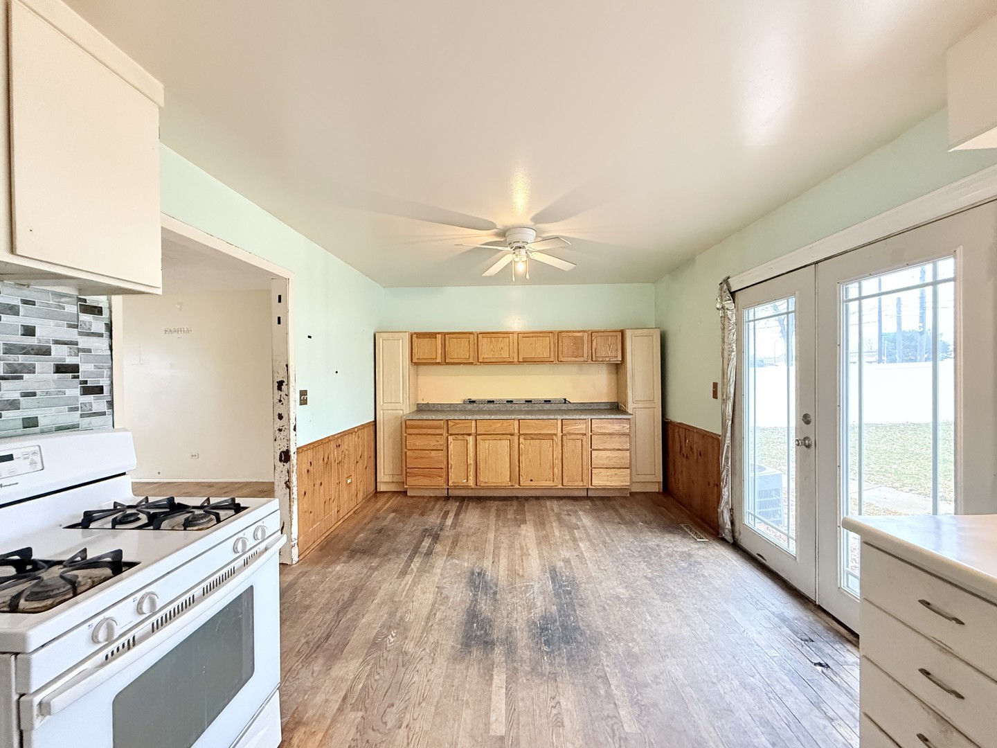 196 Green Court Streamwood, IL 60107 - Photo 5 of 18 a kitchen with a stove and a refrigerator