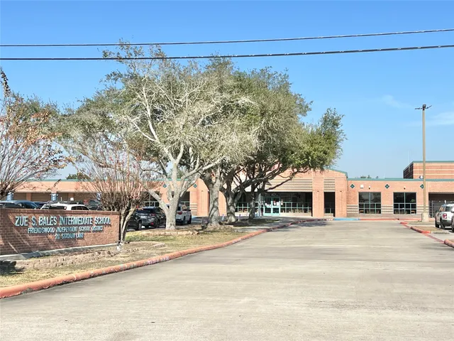 $1,850 | 303 Brigadoon Lane, Friendswood, TX 77546