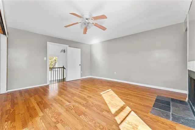 a view of a livingroom with a workspace