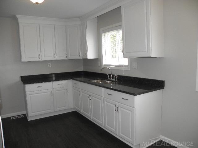 18206 Airport Fraser, MI 48026 - Photo 10 of 30 31373486-9.JPG