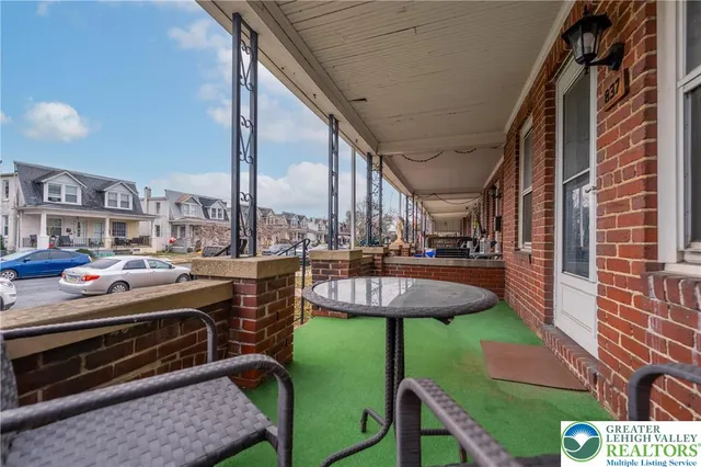 a view of yard in front of building