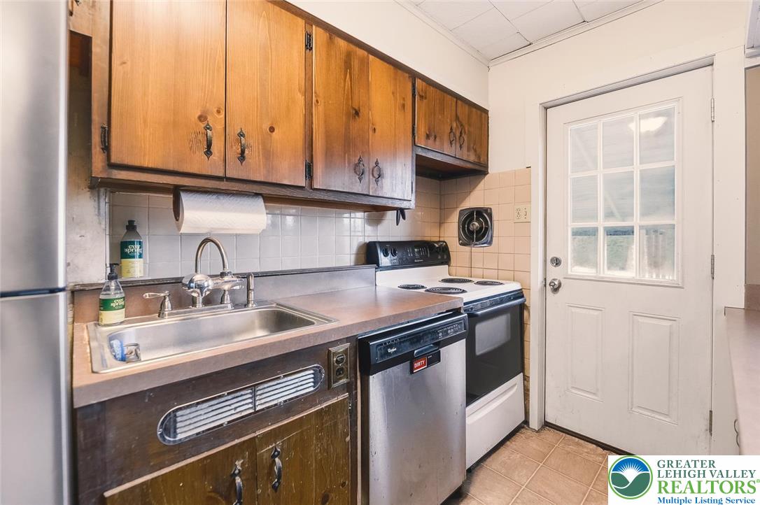 837 Delta Avenue Reading, PA 19605 - Photo 7 of 16