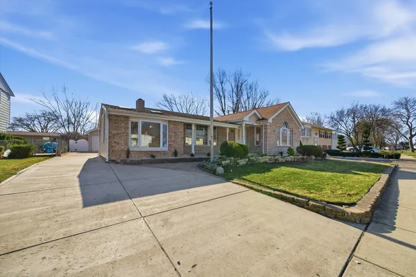 $600,000 | 535 Weidner Road, Buffalo Grove, IL 60089
