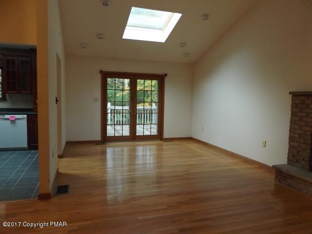 3825 Foxborough Court Stroudsburg, PA 18360 - Photo 2 of 9 diningrm