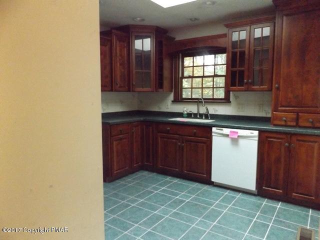 3825 Foxborough Court Stroudsburg, PA 18360 - Photo 3 of 9 kitchen