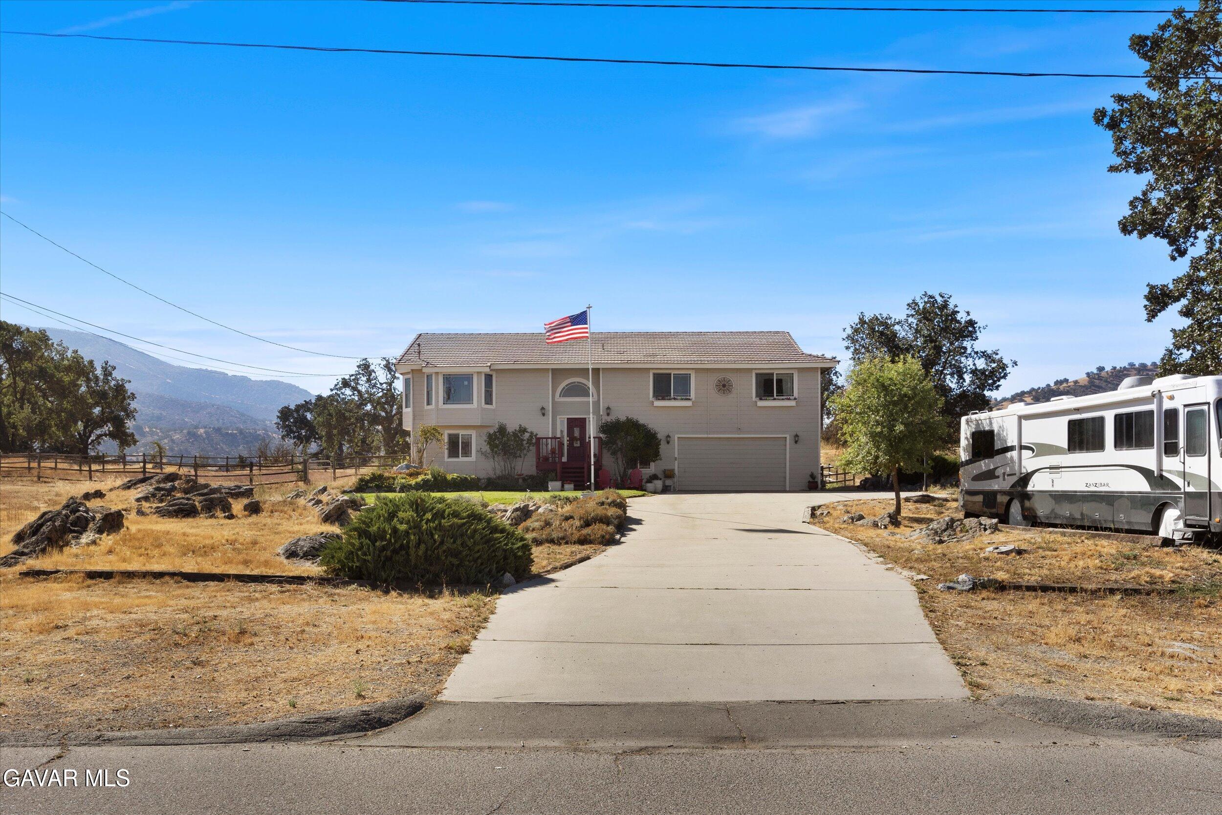28360 Burning Tree Drive Tehachapi, CA 93561 - Photo 12 of 61 a front view of a house with a yard