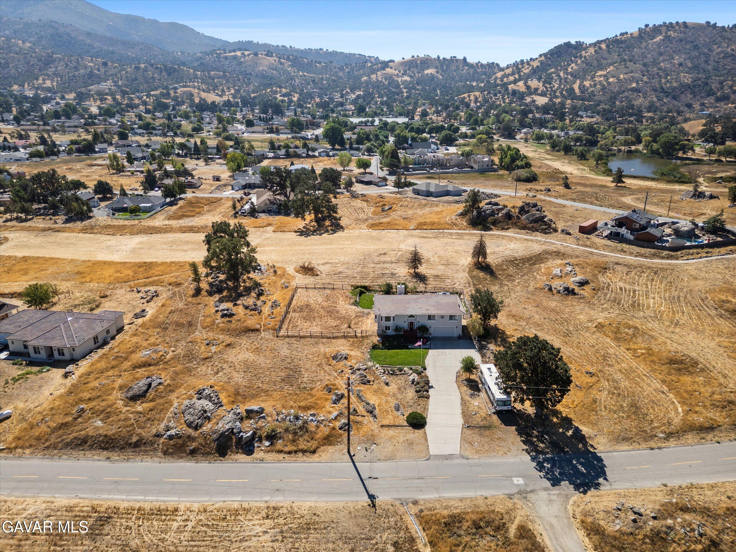 28360 Burning Tree Drive Tehachapi, CA 93561 - Photo 6 of 61 a view of a city