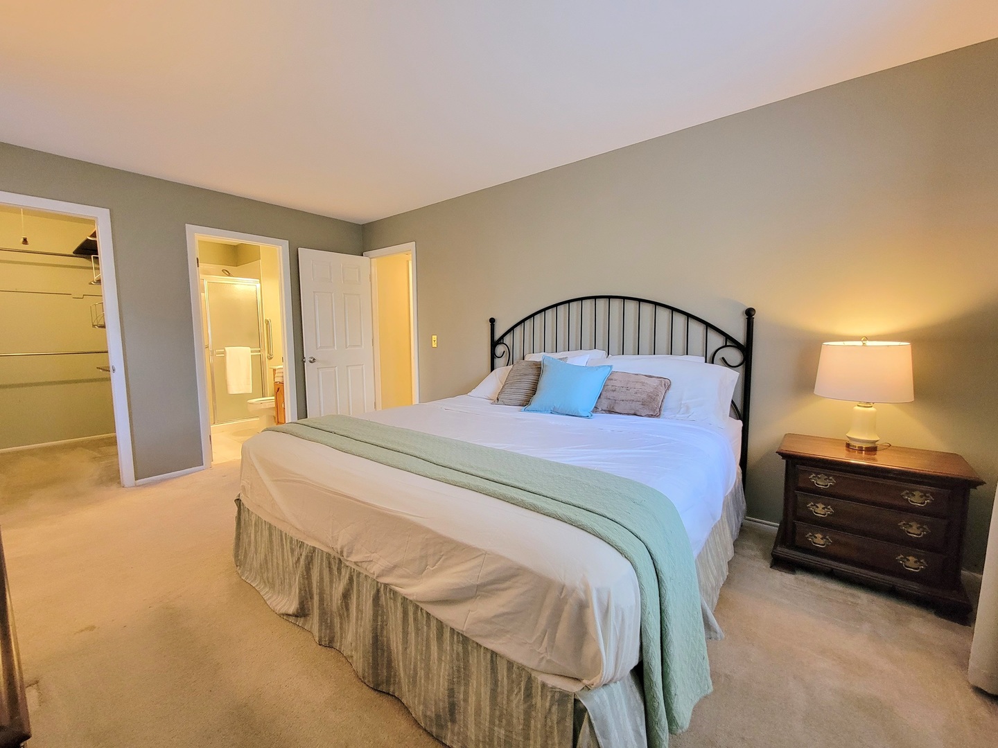 1326 7 Pines Road, Unit D1 Schaumburg, IL 60193 - Photo 16 of 25 a bedroom with a bed and a lamp on table