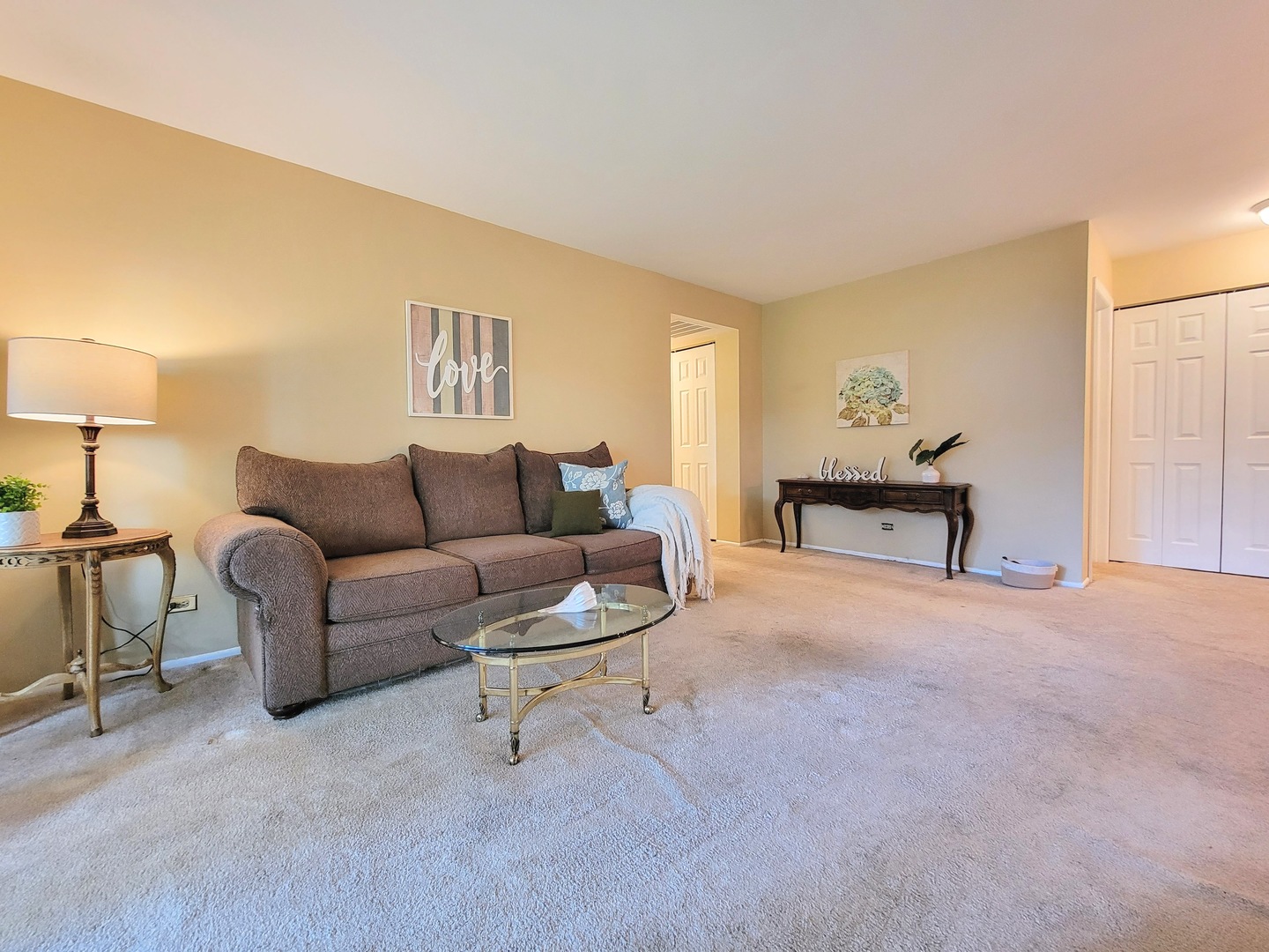 1326 7 Pines Road, Unit D1 Schaumburg, IL 60193 - Photo 2 of 25 a living room with furniture and a lamp