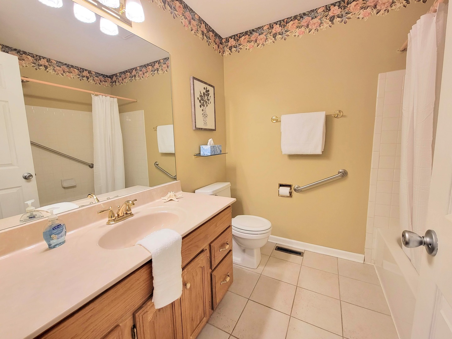 1326 7 Pines Road, Unit D1 Schaumburg, IL 60193 - Photo 21 of 25 a bathroom with a sink a toilet and shower