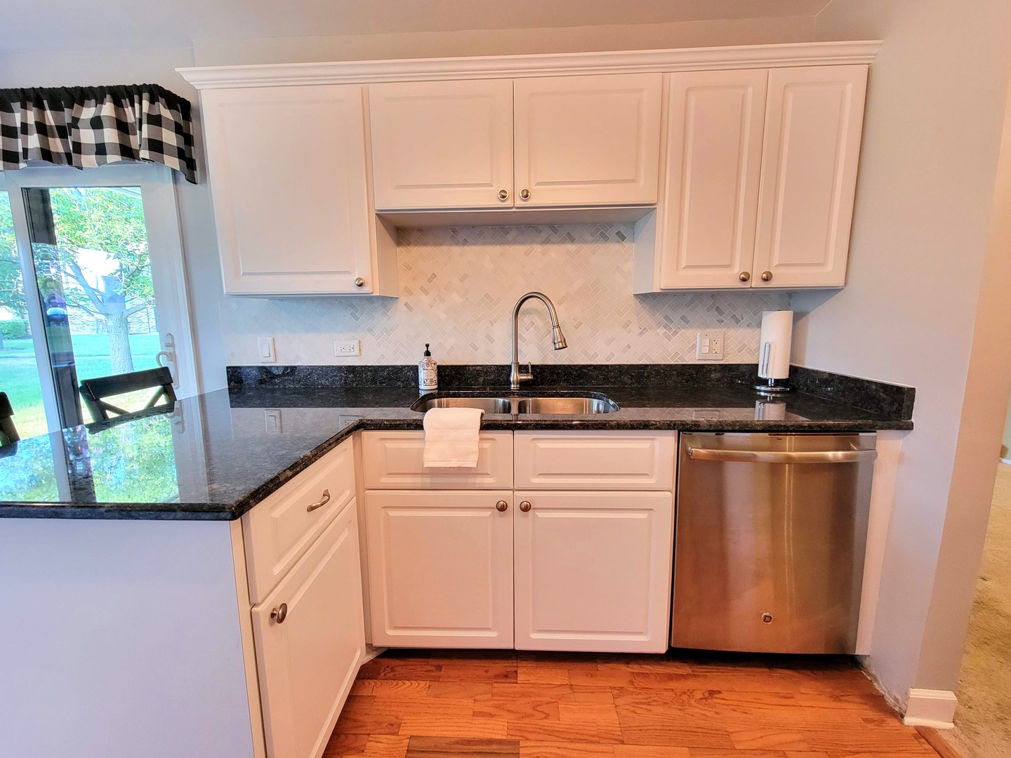 1326 7 Pines Road, Unit D1 Schaumburg, IL 60193 - Photo 10 of 25 a kitchen with granite countertop a sink and a stove