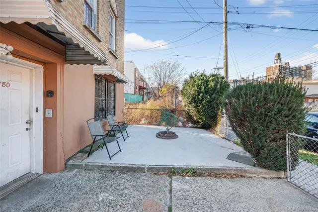 a view of a house with backyard