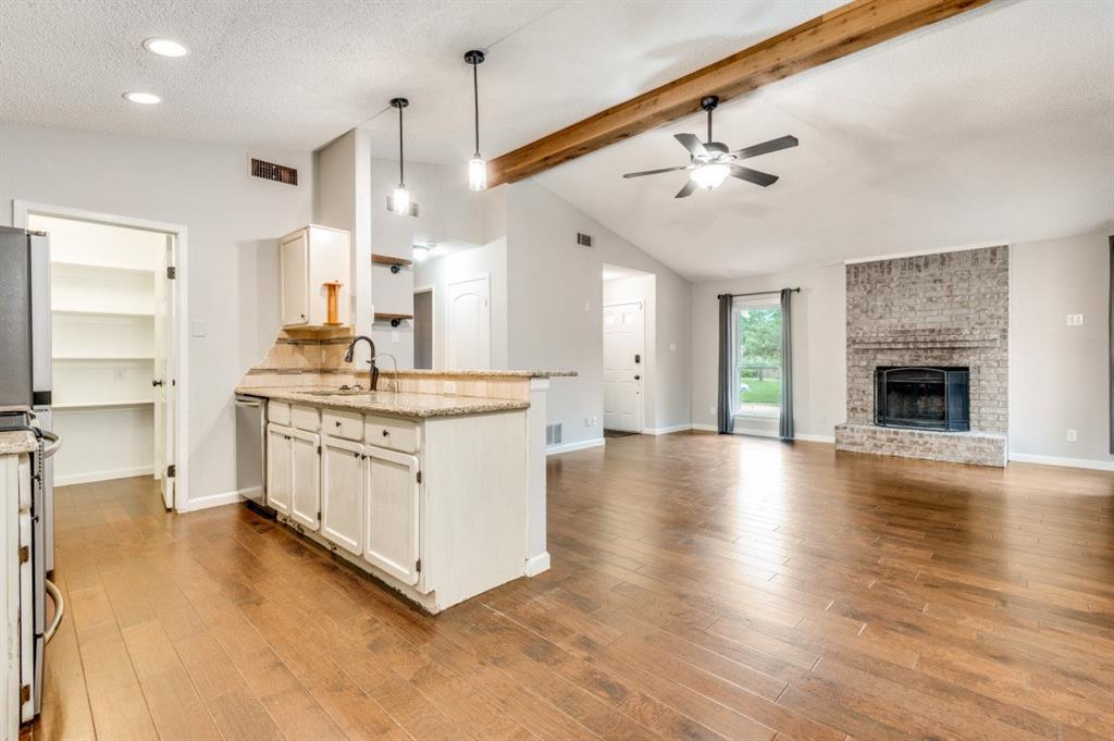 1041 South Riverside Drive Grapevine, TX 76051 - Photo 9 of 34