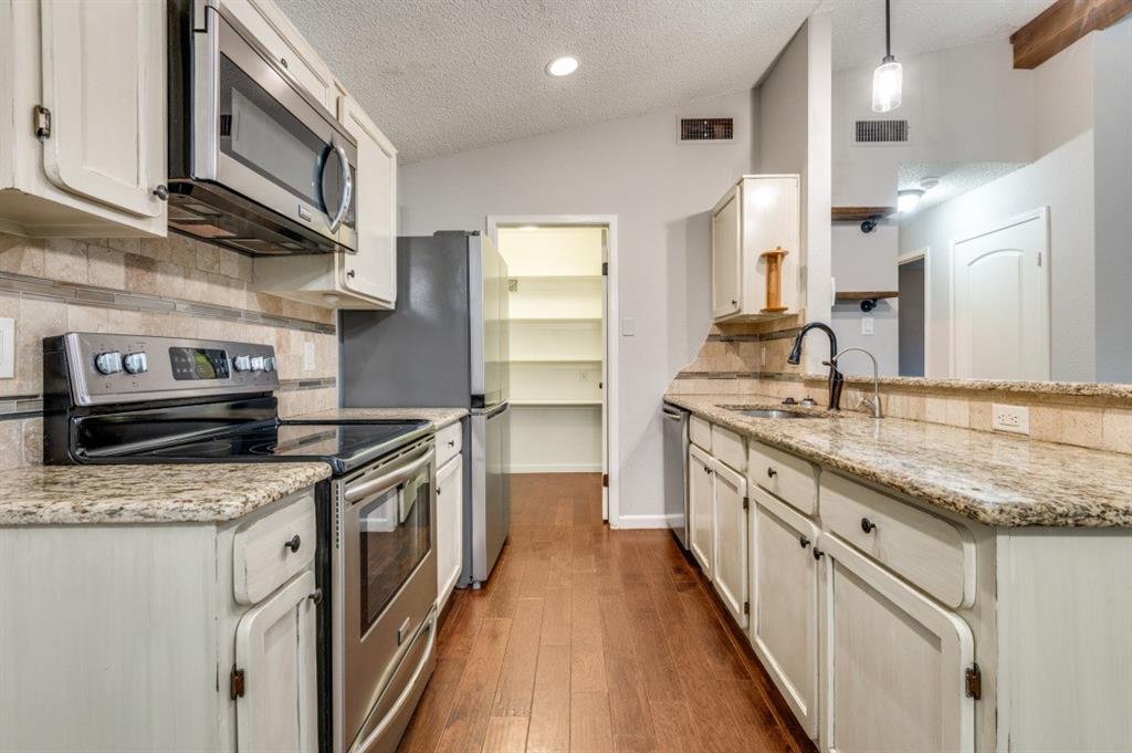 1041 South Riverside Drive Grapevine, TX 76051 - Photo 10 of 34