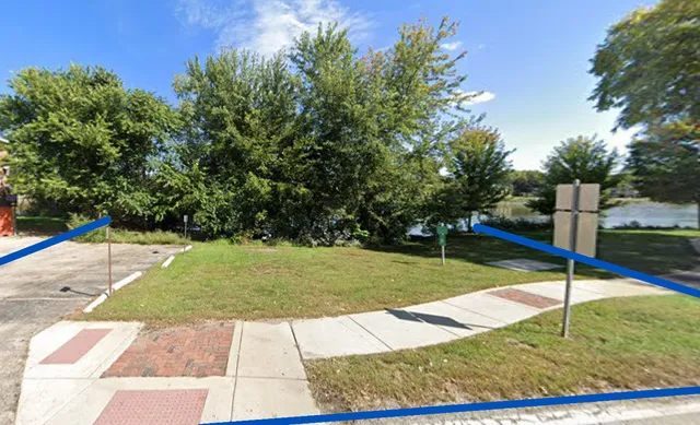 a view of a backyard