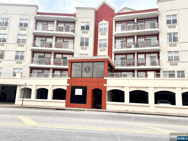 $2,250 | 1100 River Road, Unit 205, Edgewater, NJ 07020