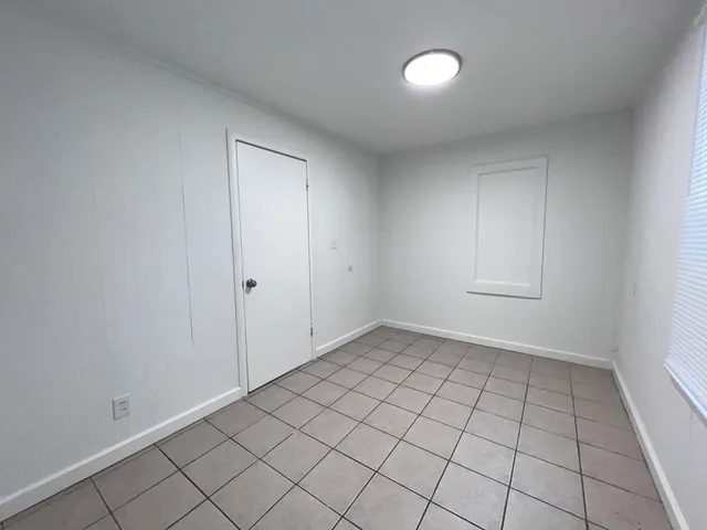 $1,000 | 8919 South Muskegon Avenue, Unit 2F, Chicago, IL 60617