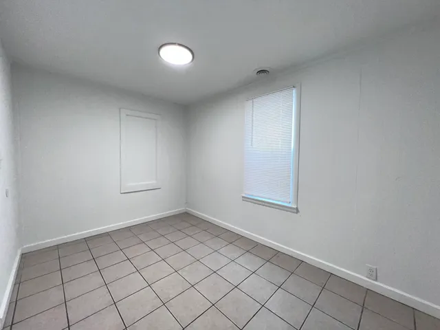 $1,000 | 8919 South Muskegon Avenue, Unit 2F, Chicago, IL 60617