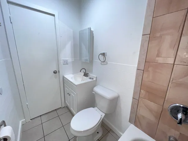 $1,000 | 8919 South Muskegon Avenue, Unit 2F, Chicago, IL 60617