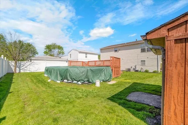 a view of a backyard