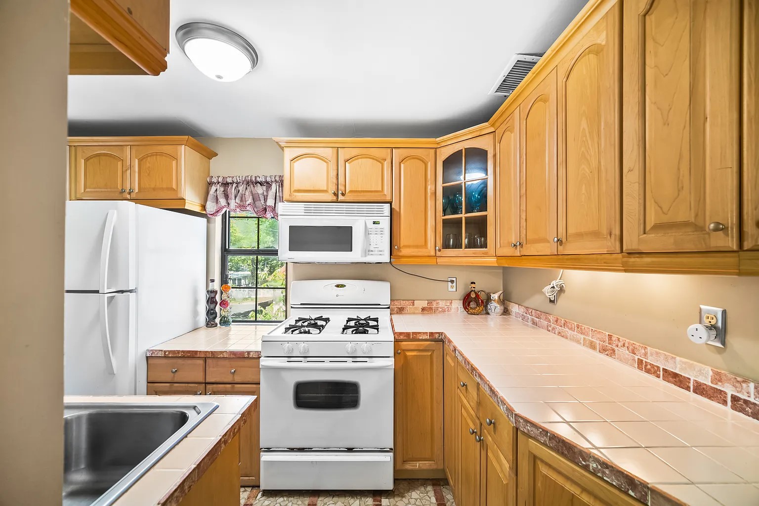 4812 Avenue G, Unit B Austin, TX 78751 - Photo 11 of 13 a kitchen with a stove a sink and a refrigerator