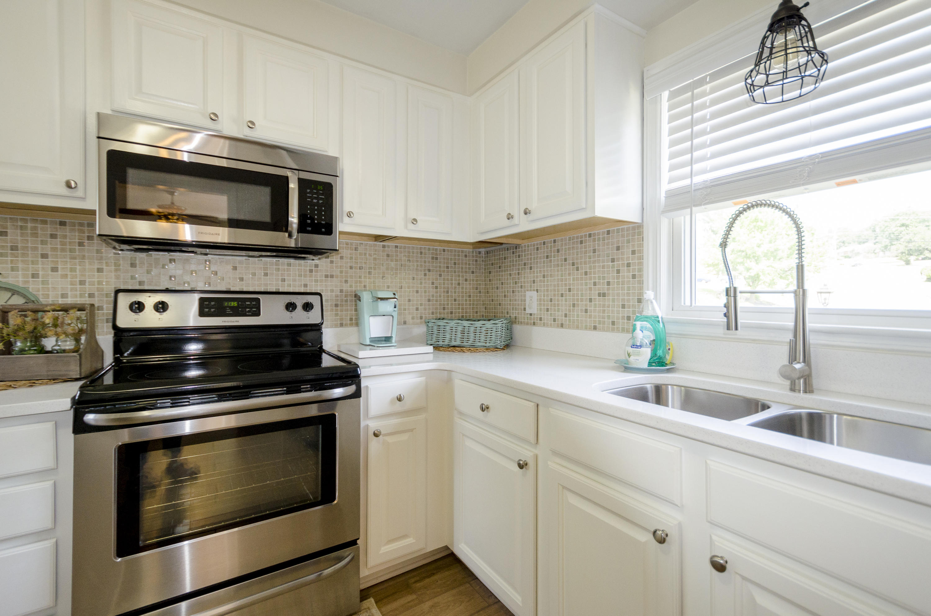 1527 Wilson Road Northwest Roanoke, VA 24017 - Photo 14 of 37 Kitchen cabinets