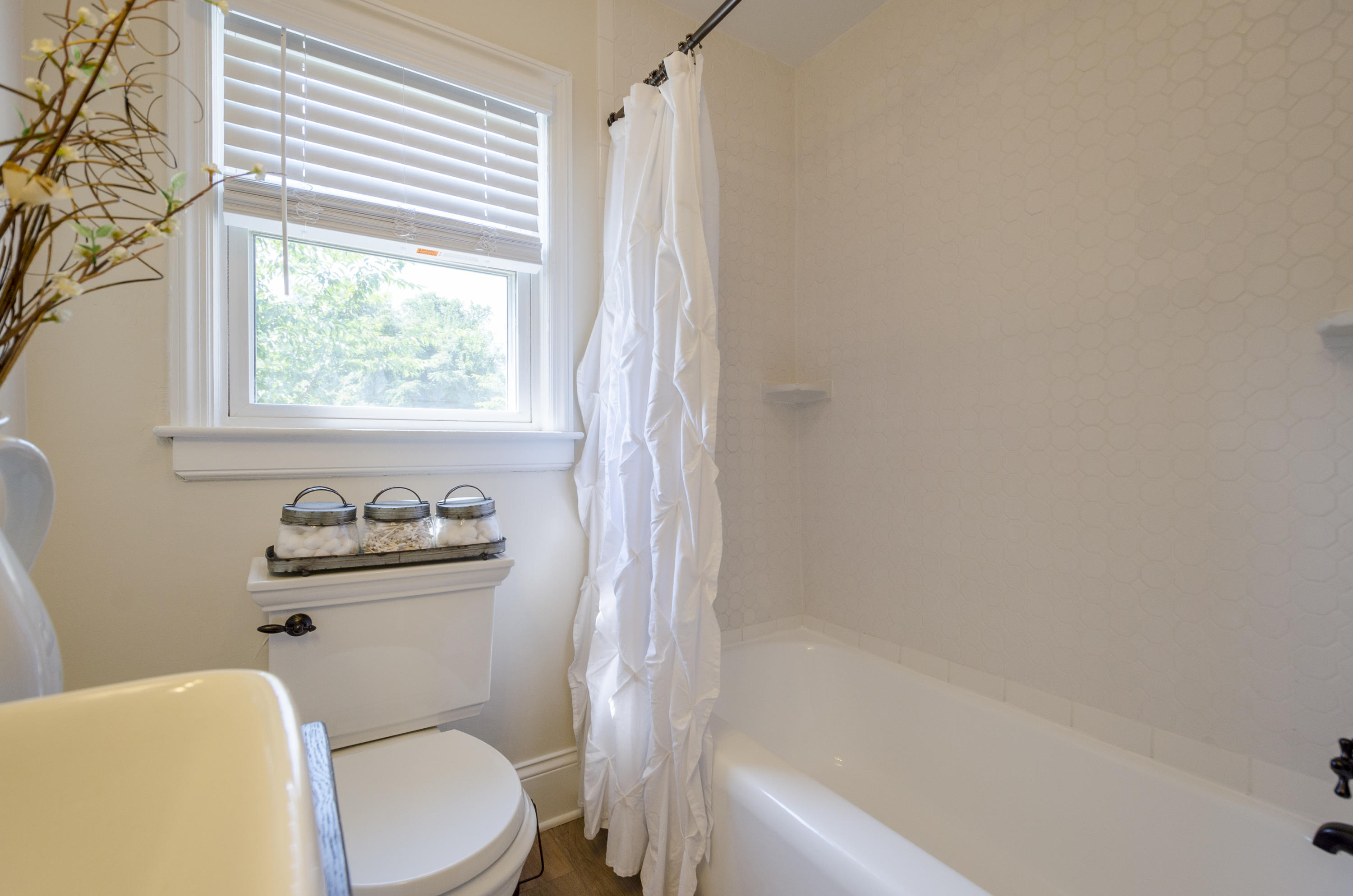 1527 Wilson Road Northwest Roanoke, VA 24017 - Photo 21 of 37 Tub