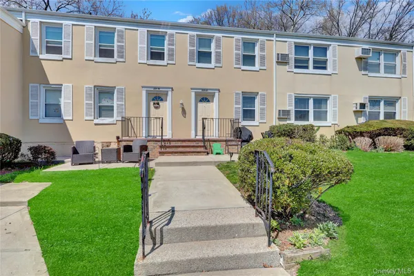 $299,000 | 251-21 71st Road, Unit 44A | Glen Oaks