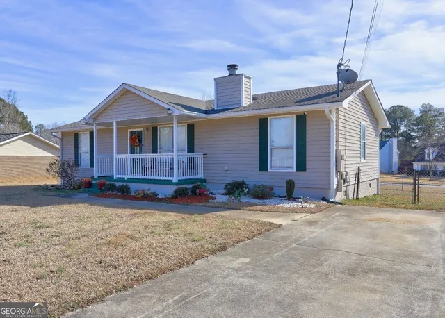 a view of a house with a yard