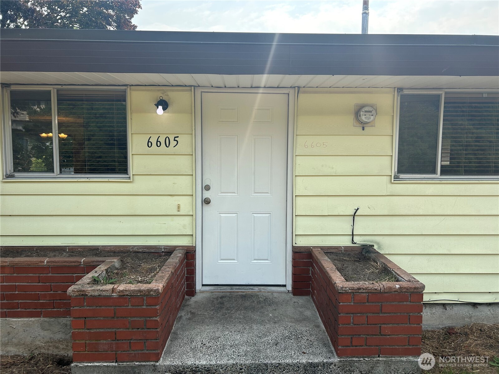6605 South 127th Place Seattle, WA 98178 - Photo 2 of 38 a view of outdoor space