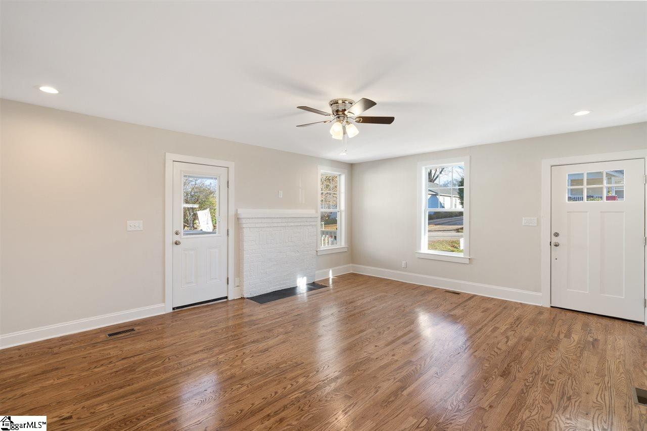 24 Brunson Street Greenville, SC 29607 - Photo 5 of 22