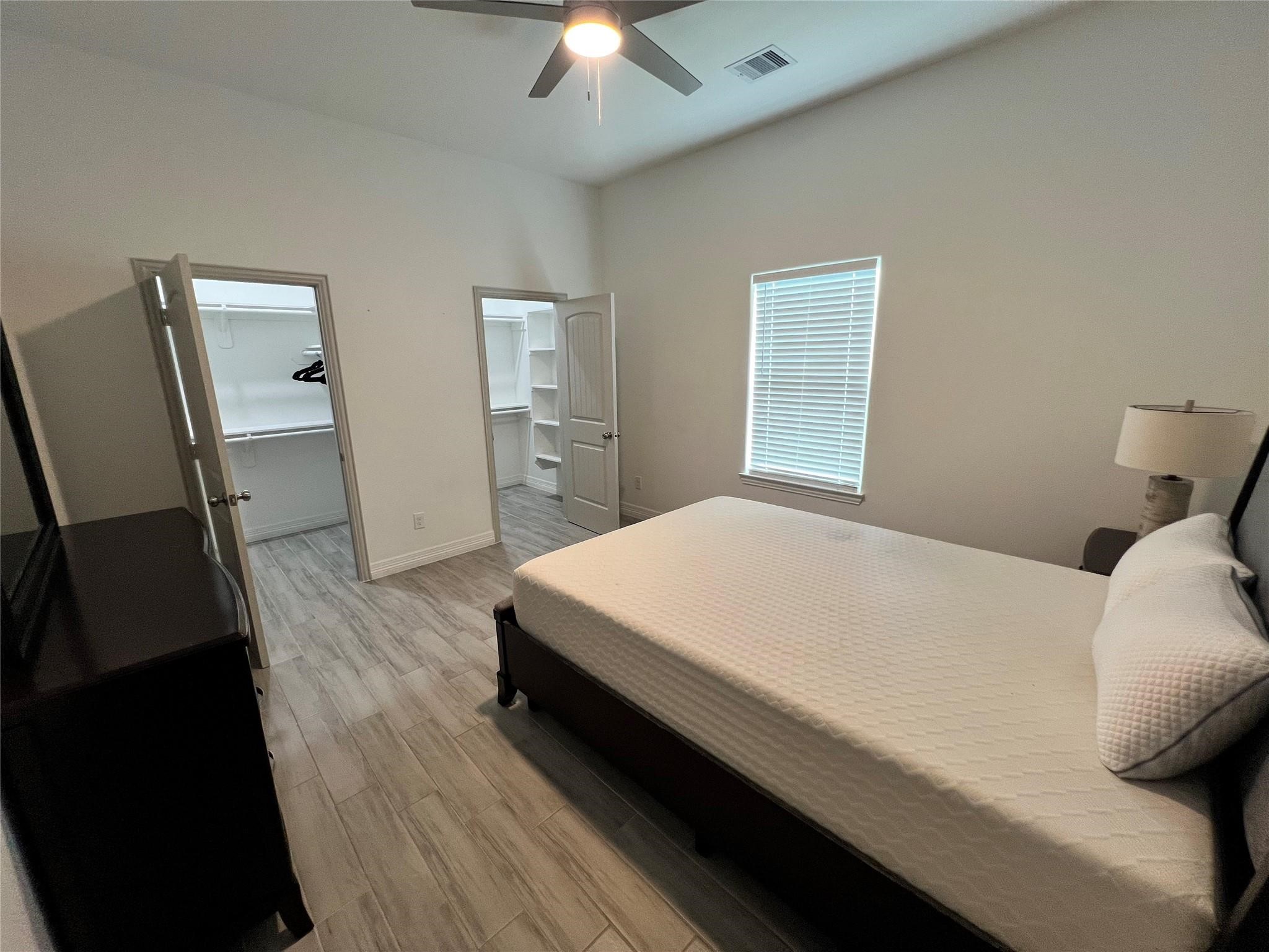 3407 Sakowitz Street, Unit B Houston, TX 77026 - Photo 15 of 23 a bed sitting in a bedroom next to a window