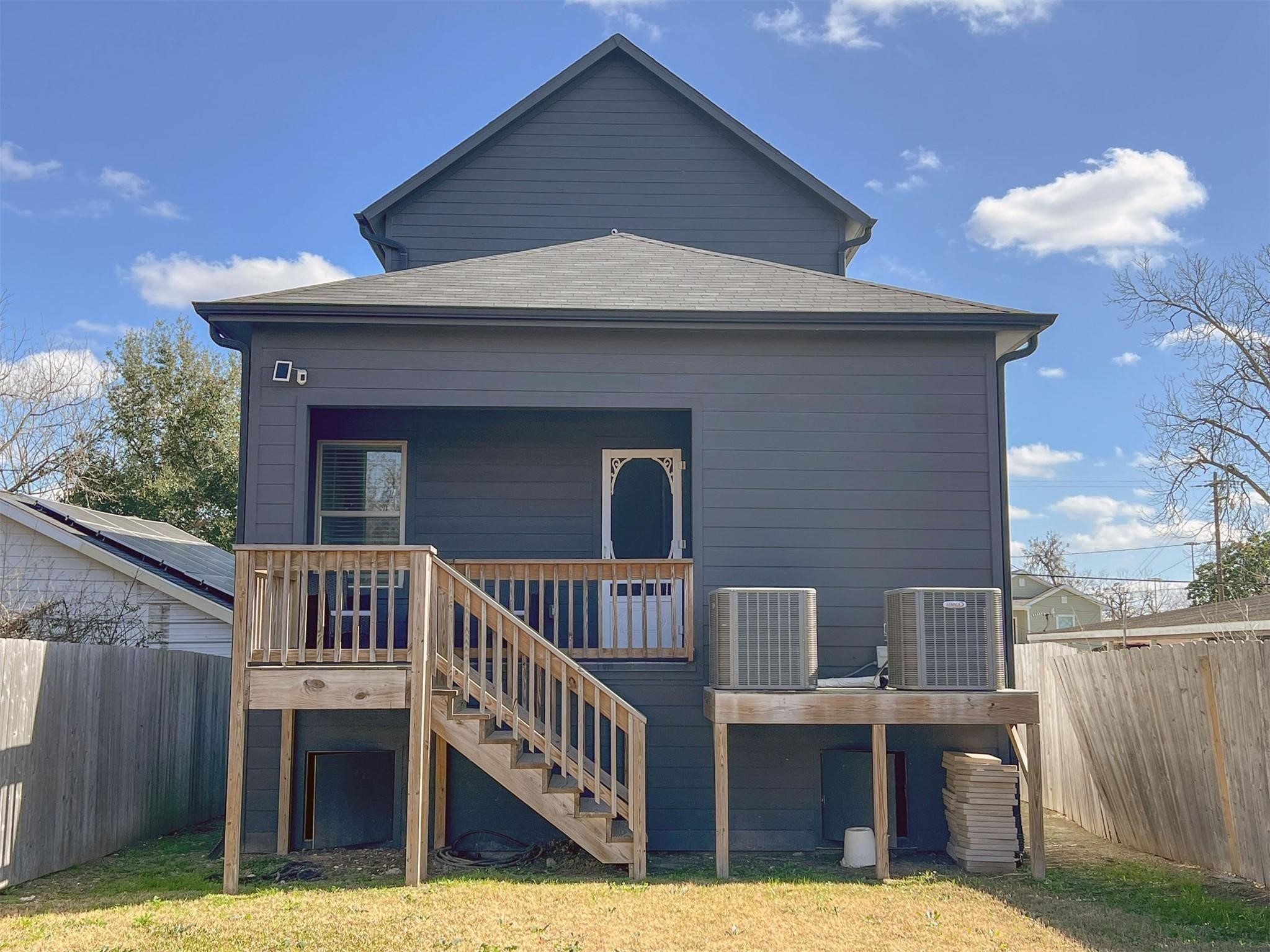 3407 Sakowitz Street, Unit B Houston, TX 77026 - Photo 2 of 23 a front view of a house with balcony