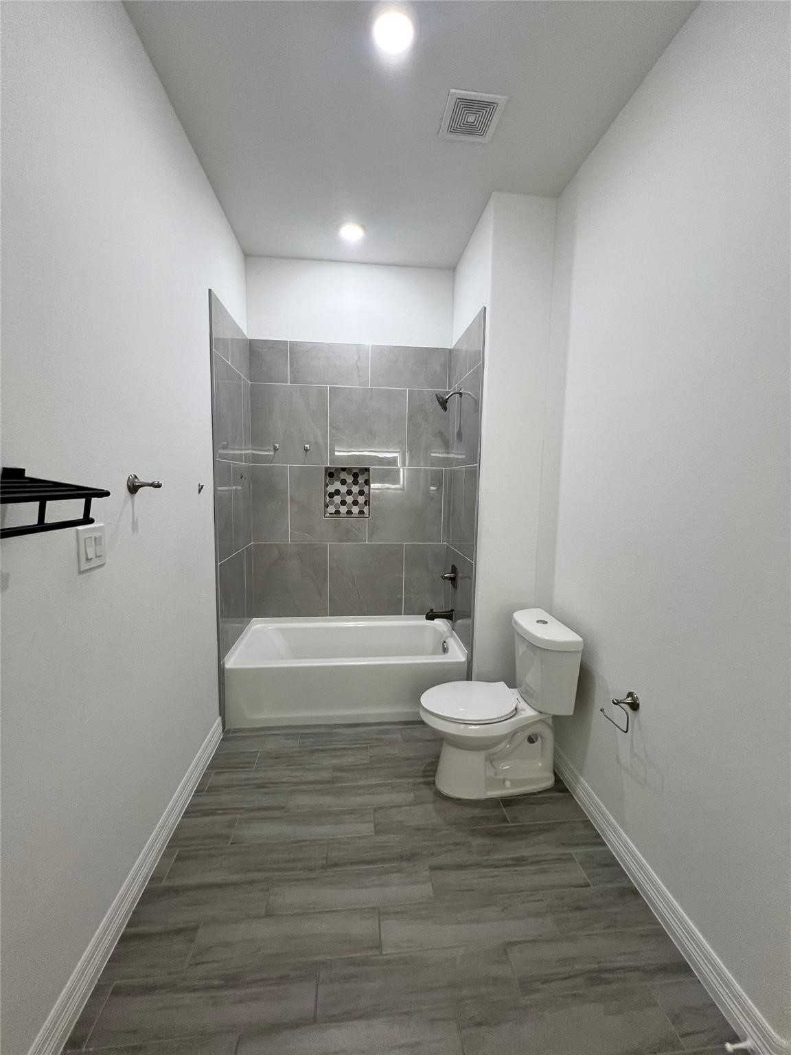 3407 Sakowitz Street, Unit B Houston, TX 77026 - Photo 3 of 23 a bathroom with a bathtub and toilet
