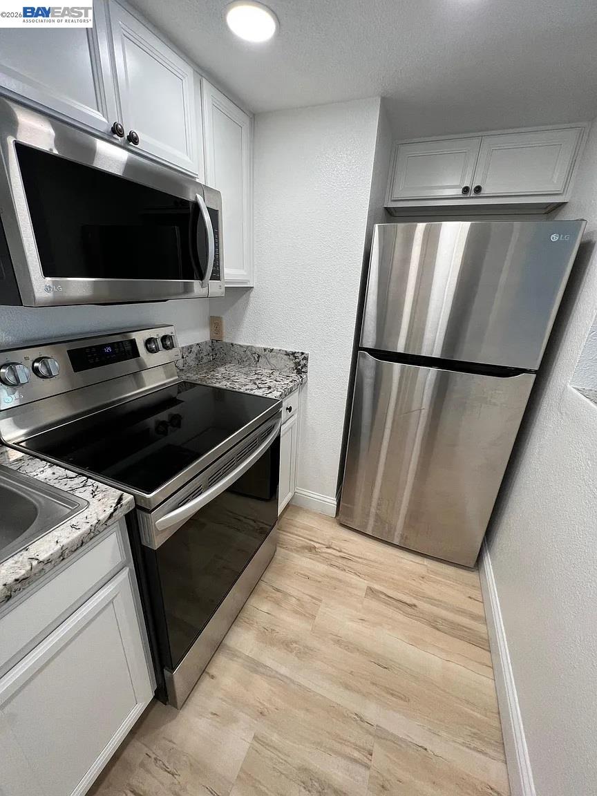 3701 Colonial Drive, Unit 36 Modesto, CA 95356 - Photo 5 of 36 a kitchen with a microwave and a stove