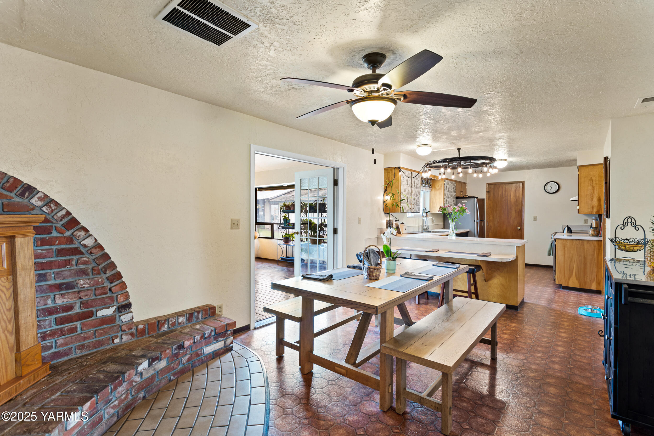781 Gibson Road Selah, WA 98942 - Photo 11 of 35 Stove Top , Dining and Sun Room just ste