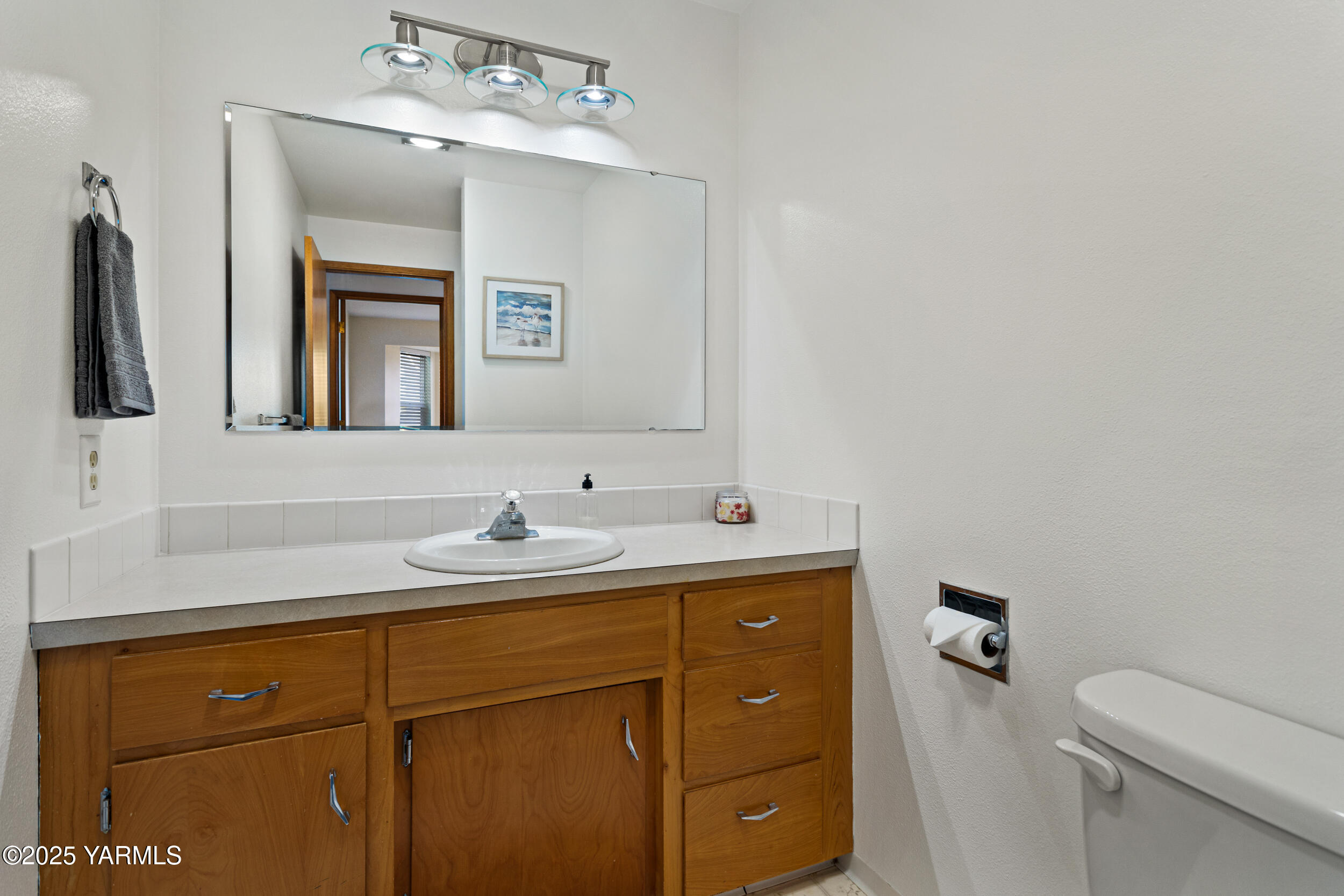 781 Gibson Road Selah, WA 98942 - Photo 23 of 35 Guest Powder Room 2