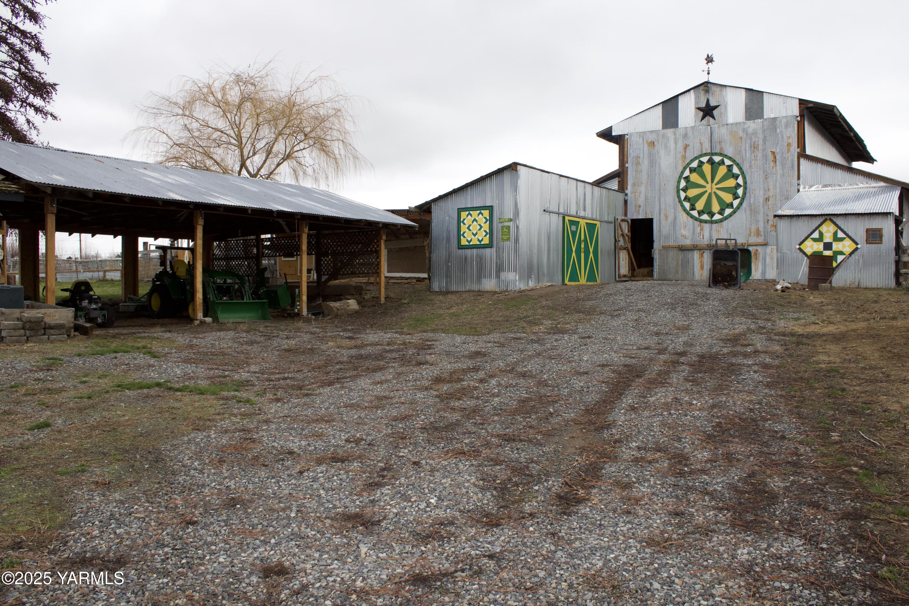 781 Gibson Road Selah, WA 98942 - Photo 28 of 35 Winter Barn