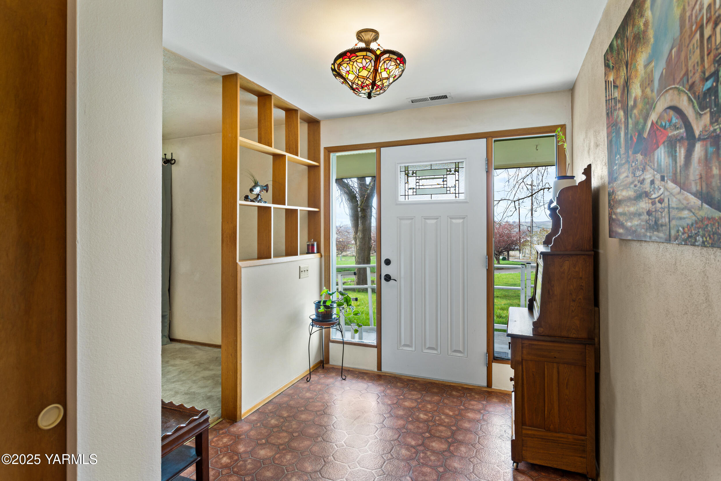 781 Gibson Road Selah, WA 98942 - Photo 4 of 35 Just Behind the Door
