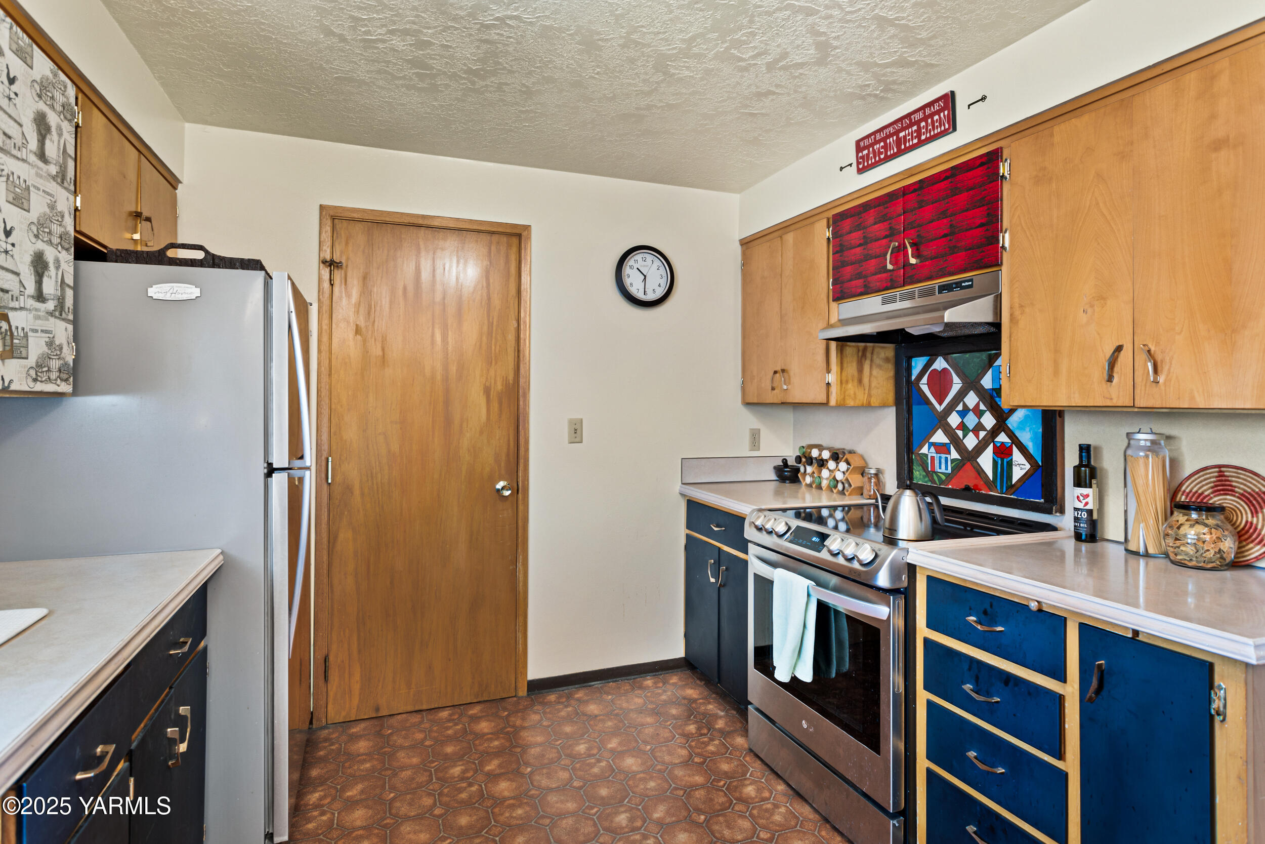 781 Gibson Road Selah, WA 98942 - Photo 8 of 35 Meal Prep Area Ahead