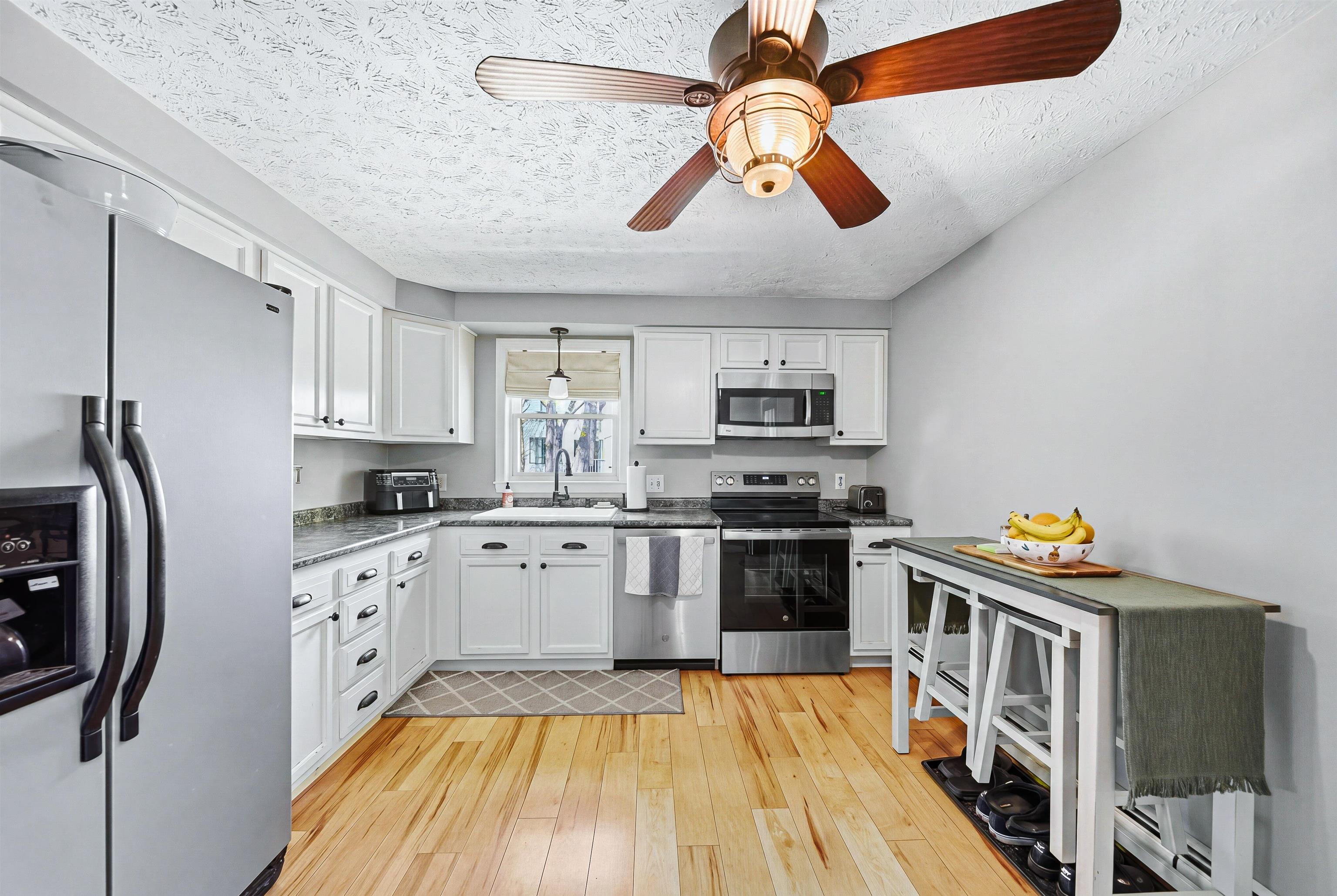 594 Dix Street Manchester, NH 03103 - Photo 11 of 25