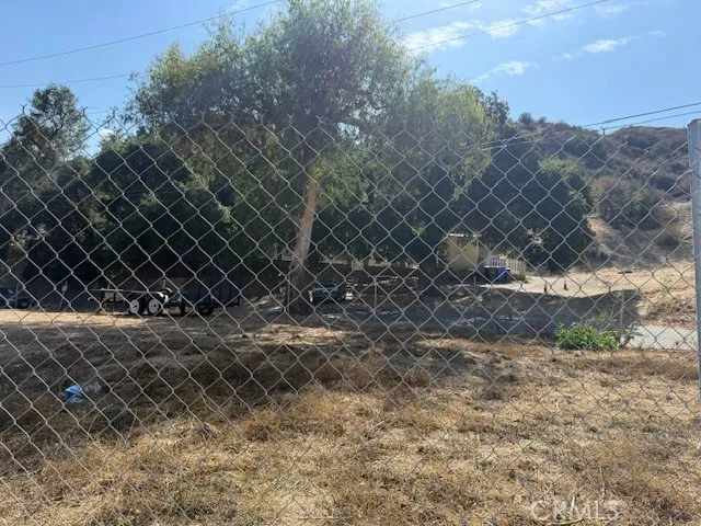 a view of a back yard