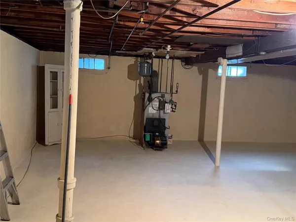 $3,350 | 22 Lexington Avenue, Westbury, NY 11590