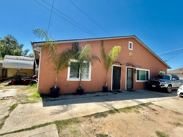 a view of a house with a yard