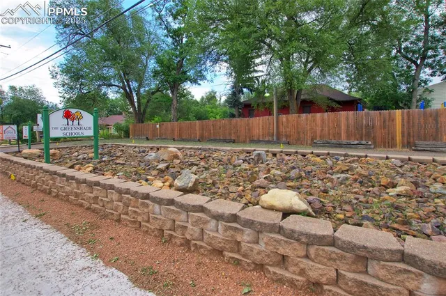 a view of a back yard
