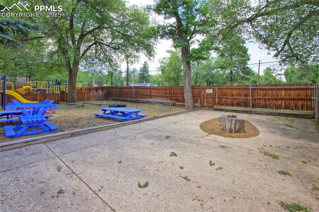 1015 West Cheyenne Road Colorado Springs, CO 80906 - Photo 26 of 33 a backyard of a house with table and chairs