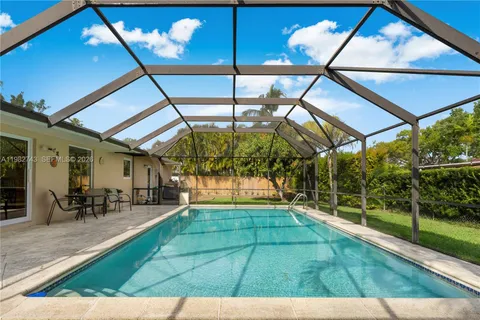 a view of a backyard